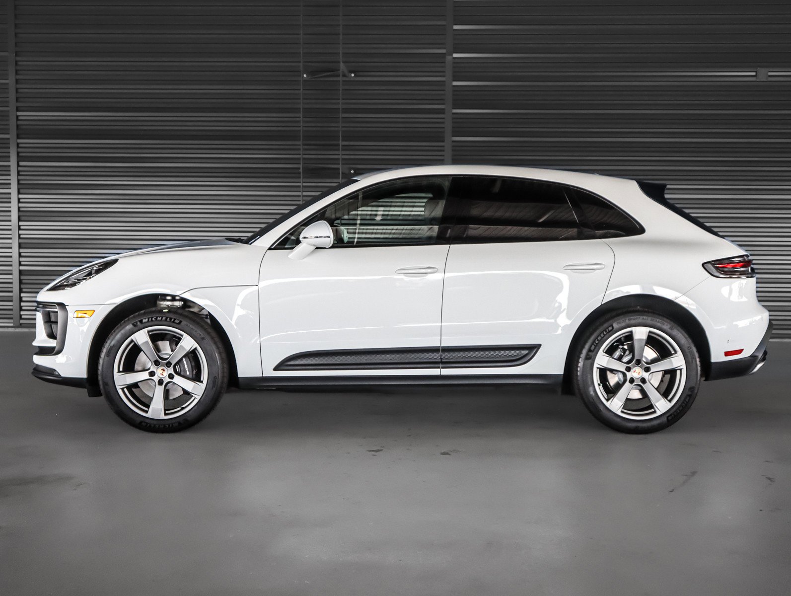 Used 2023 Porsche Macan AWD/4WD image 2