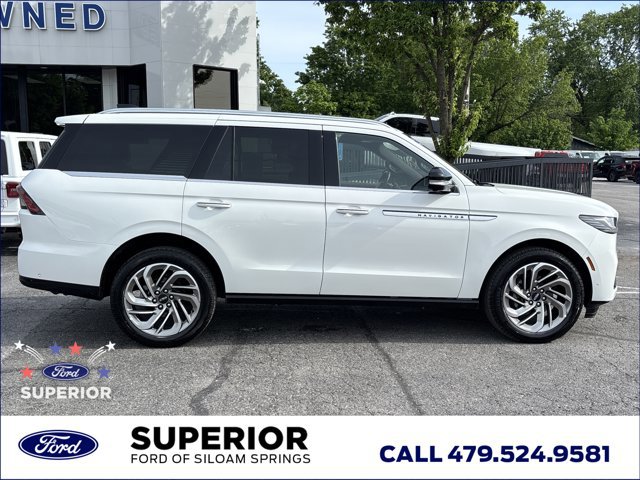 Used 2025 Lincoln Navigator Reserve AWD/4WD image 2