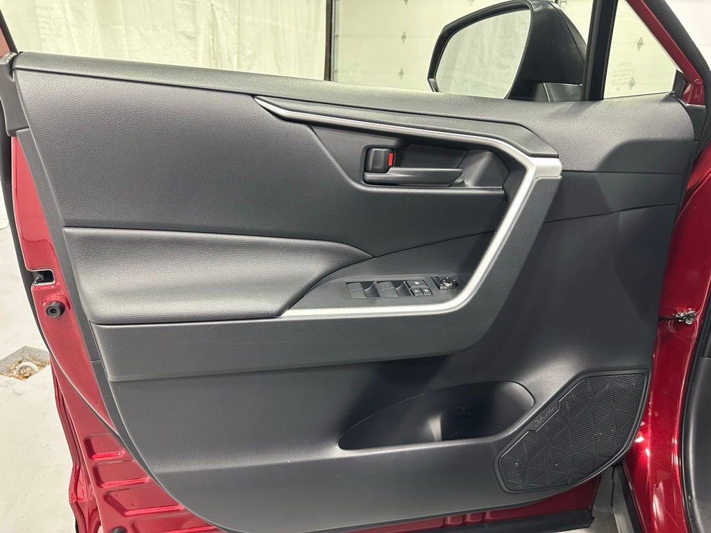 Used 2025 Toyota RAV4 LE AWD/4WD image 8