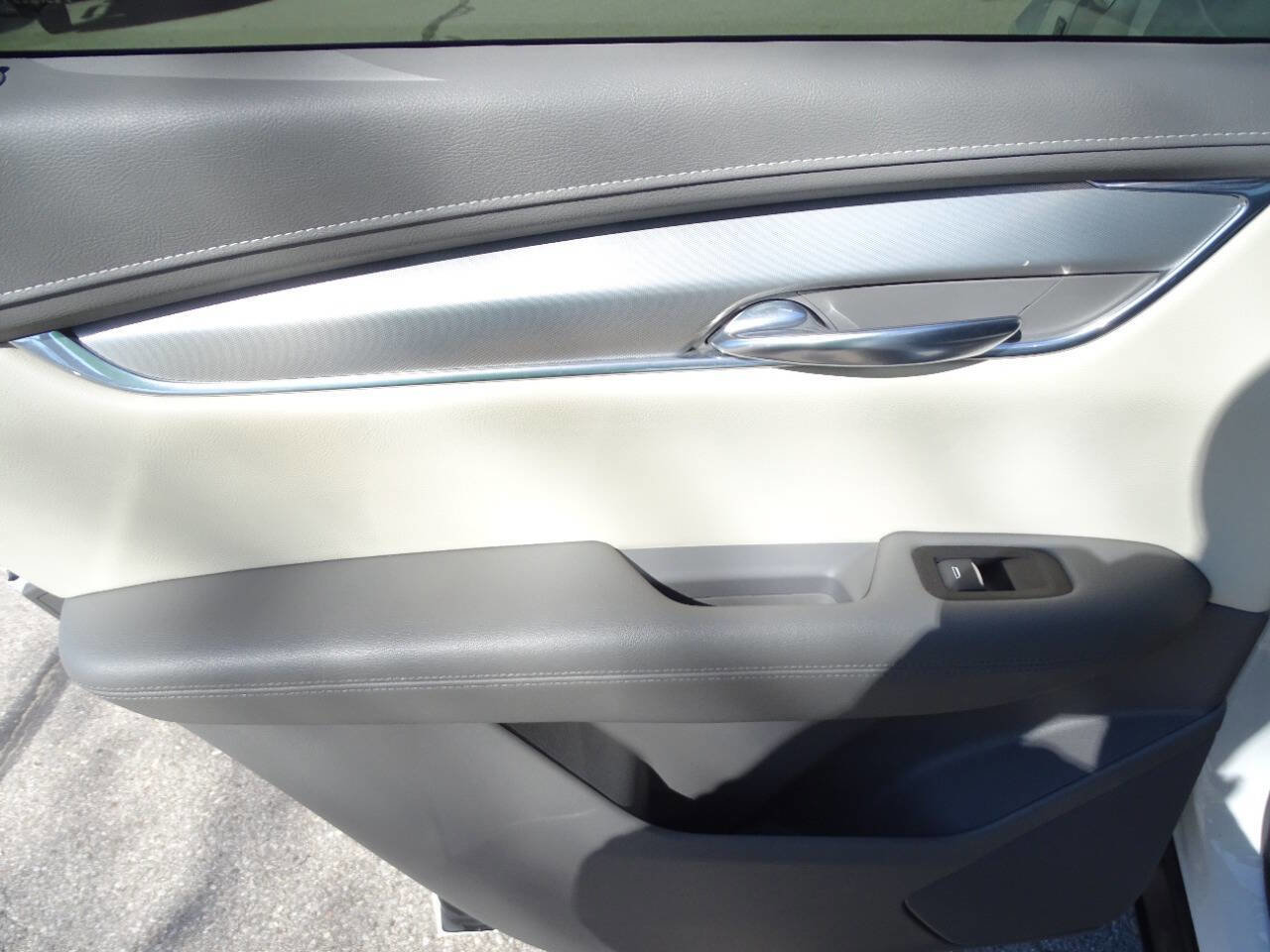 Used 2017 Cadillac XT5 Luxury image 36