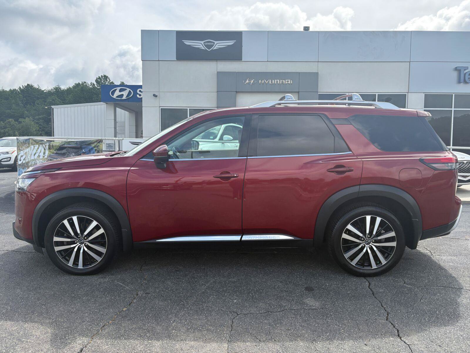 Used 2023 Nissan Pathfinder Platinum FWD image 4