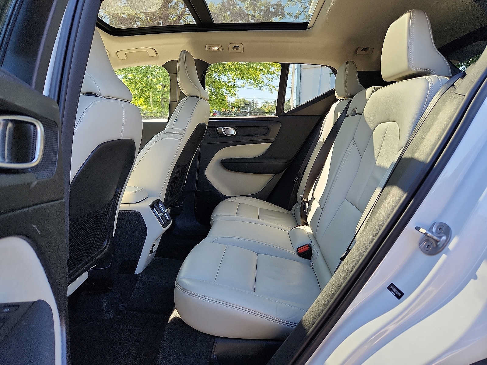 Certified 2023 Volvo XC40 B5 Plus w/ Driver Assist Package AWD/4WD image 10
