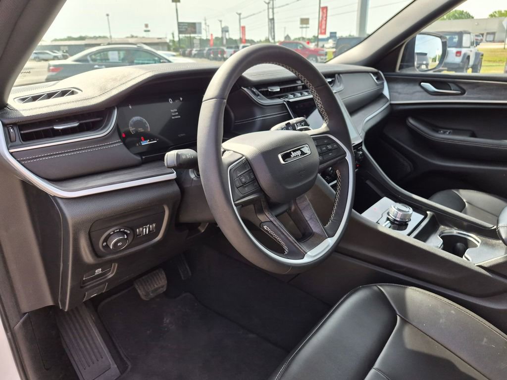 Used 2025 Jeep Grand Cherokee Limited image 16