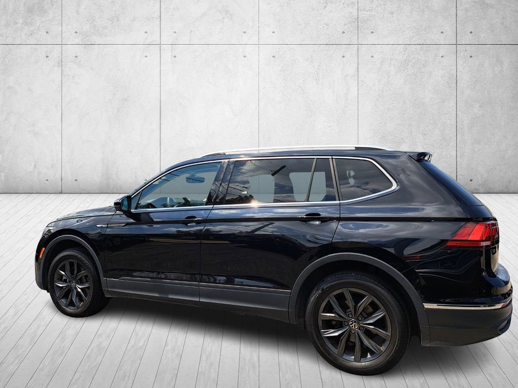 Used 2023 Volkswagen Tiguan SE w/ Panoramic Sunroof Package image 8