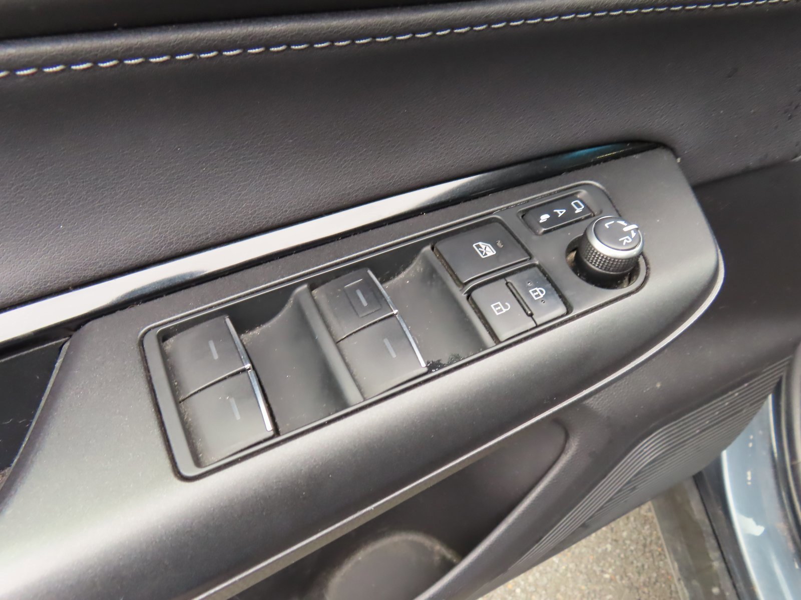 Used 2021 Toyota Venza LE w/ Carpet Mat Package (TMS) image 11