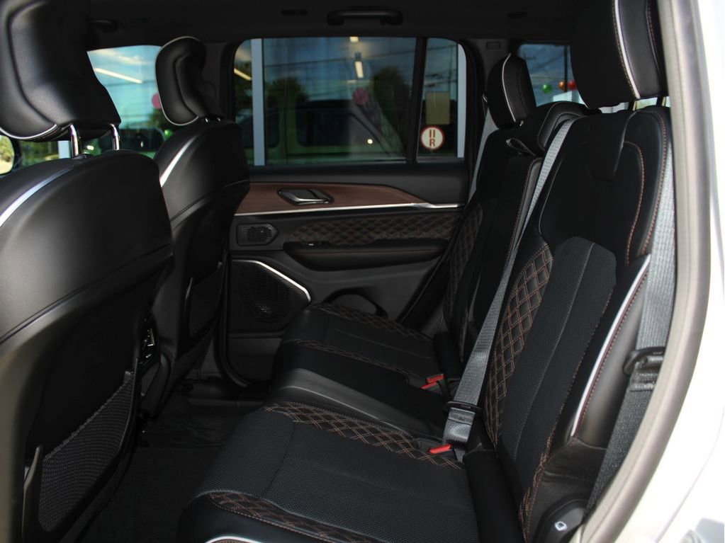 New 2025 Jeep Grand Cherokee Summit image 25