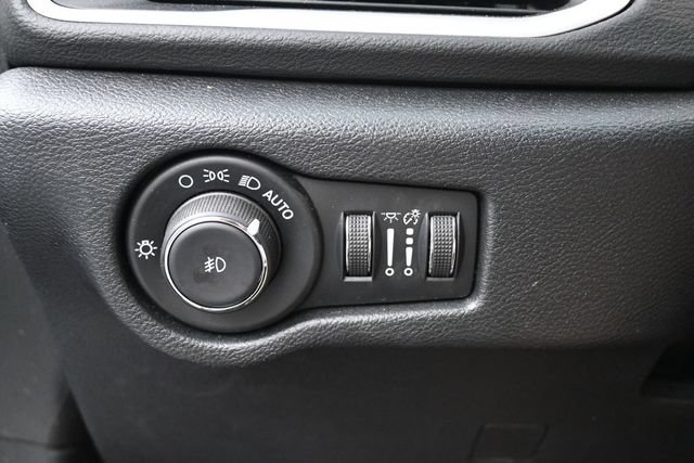 Used 2025 Chrysler Pacifica Select FWD image 17
