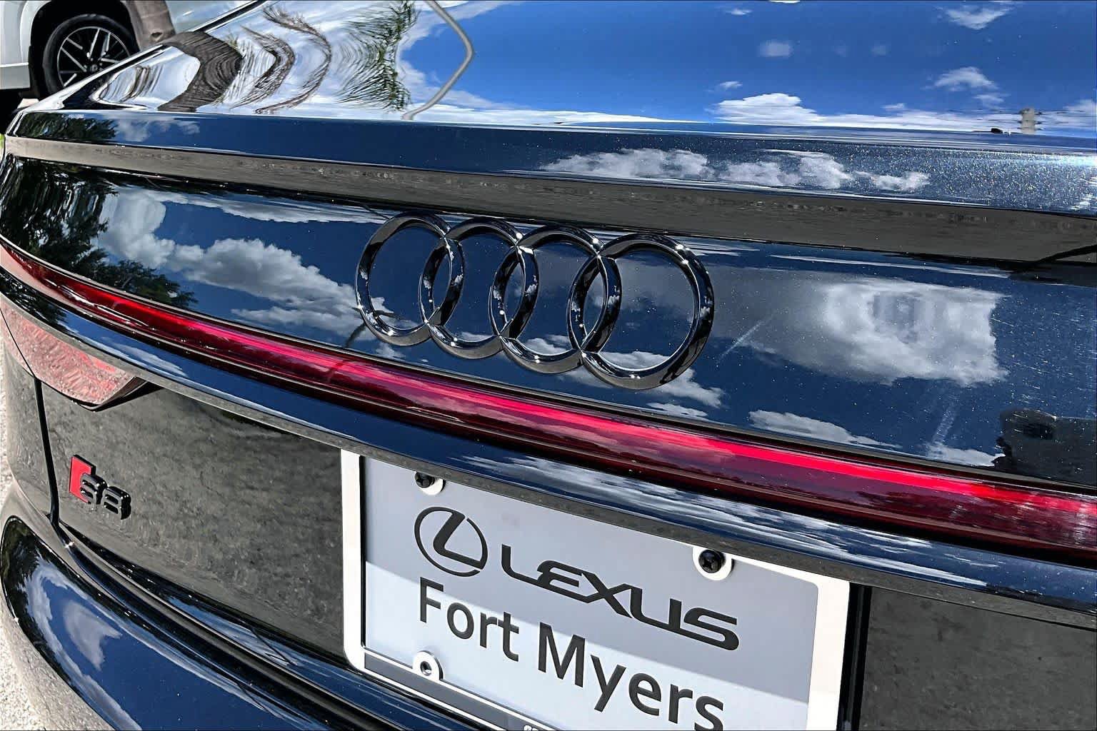 Used 2022 Audi S8 w/ S8 Executive Package AWD/4WD image 31