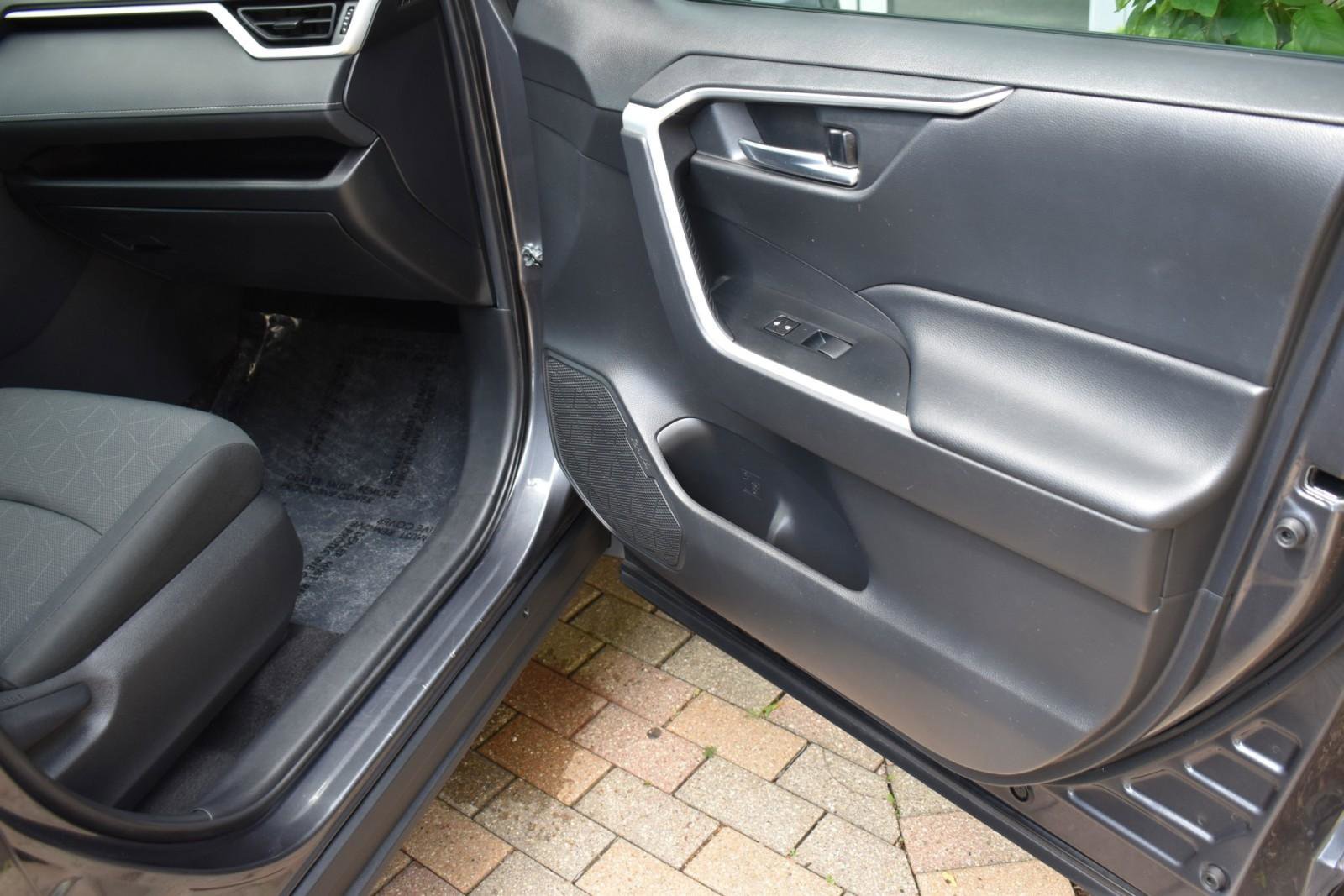 Used 2021 Toyota RAV4 XLE image 41