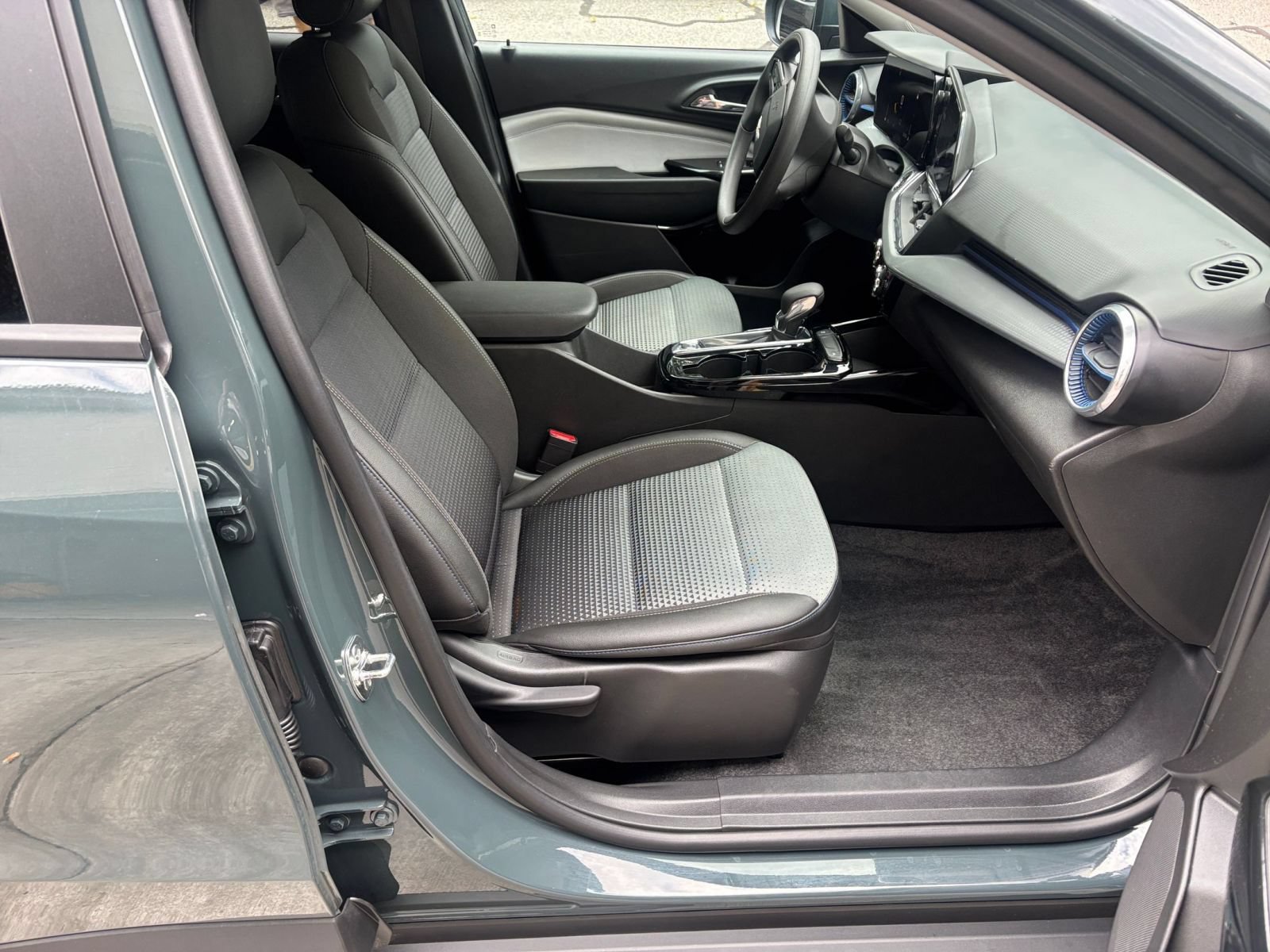 Used 2025 Chevrolet Trax LT FWD image 36