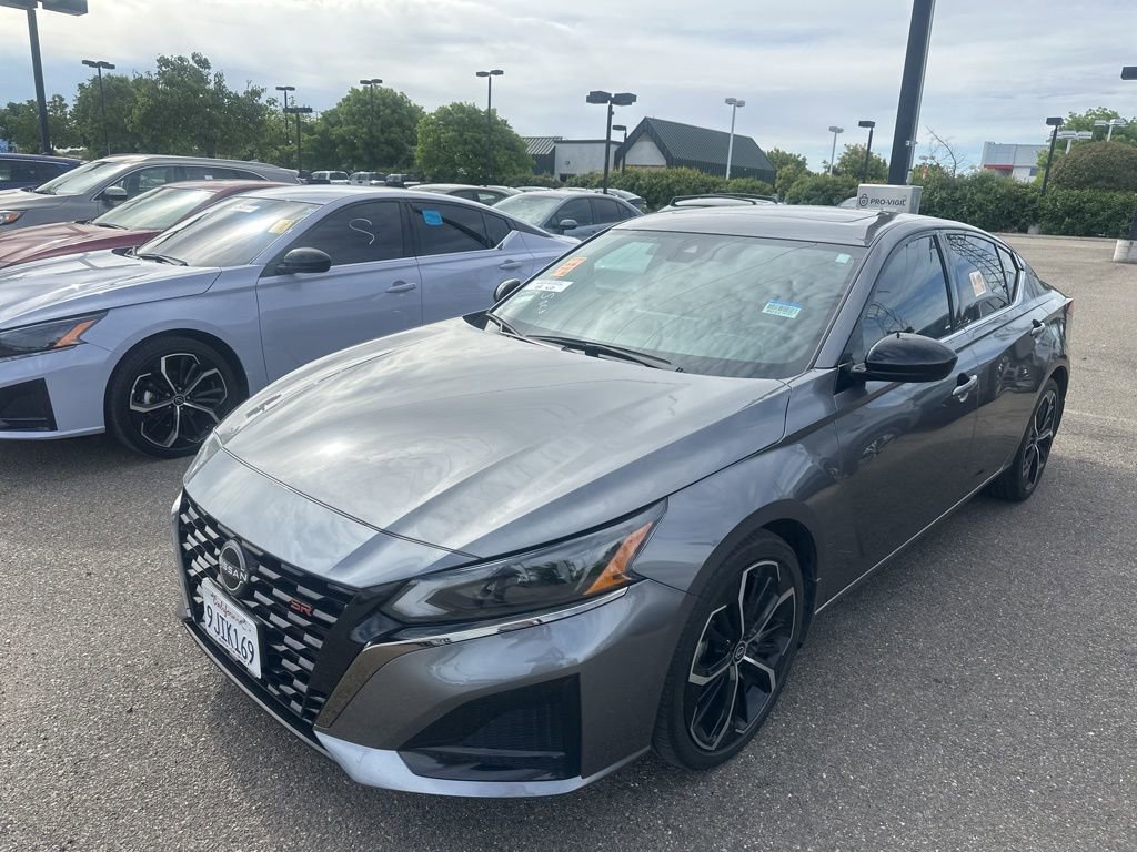 Used 2024 Nissan Altima 2.5 SR w/ SR Premium Package FWD image 3