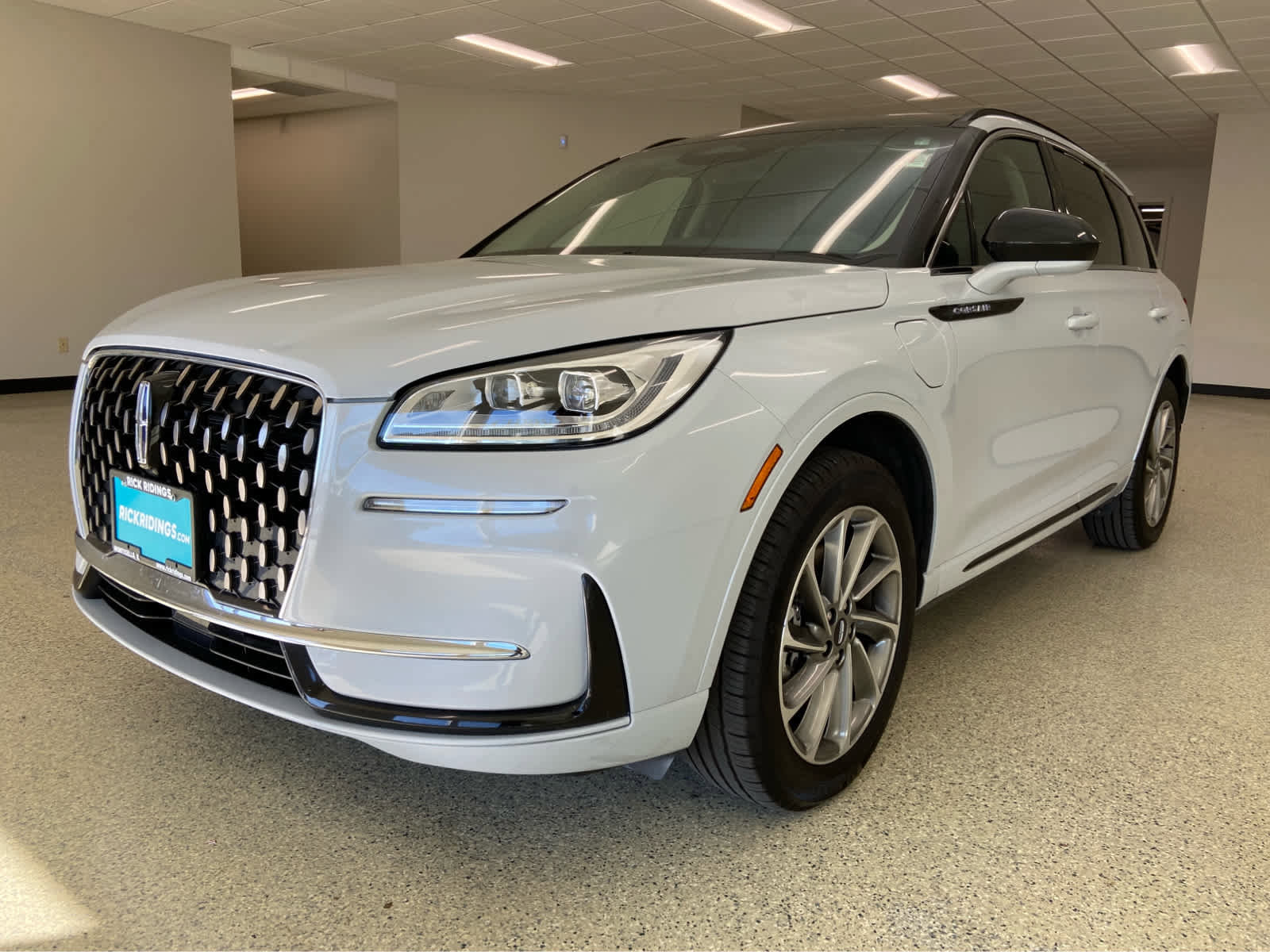 Used 2025 Lincoln Corsair Grand Touring AWD/4WD image 3