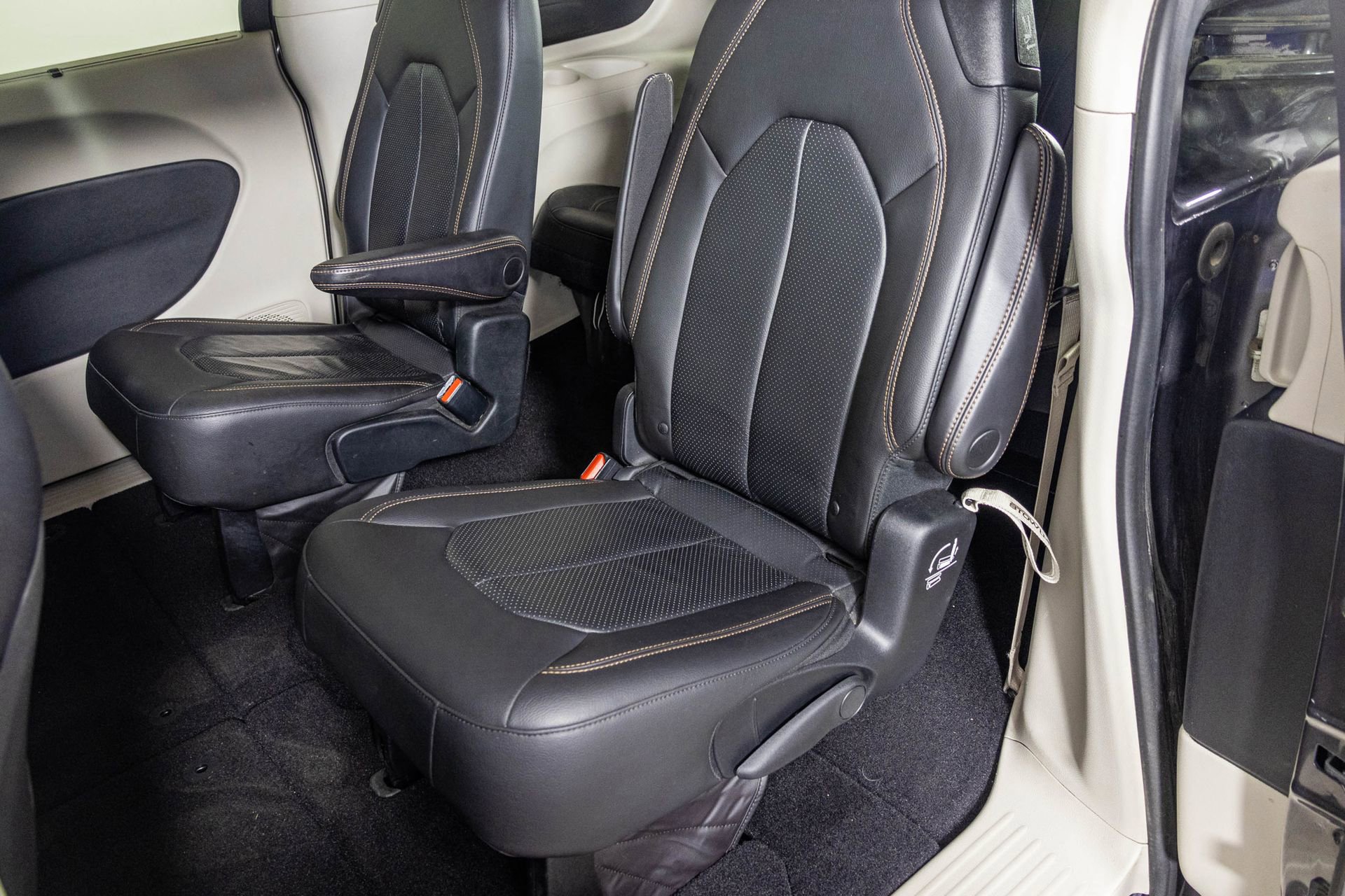 Used 2018 Chrysler Pacifica Touring-L image 38