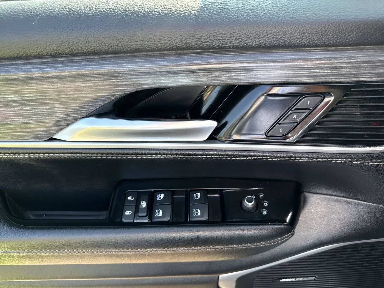 Used 2024 Jeep Wagoneer L Series III AWD/4WD image 13