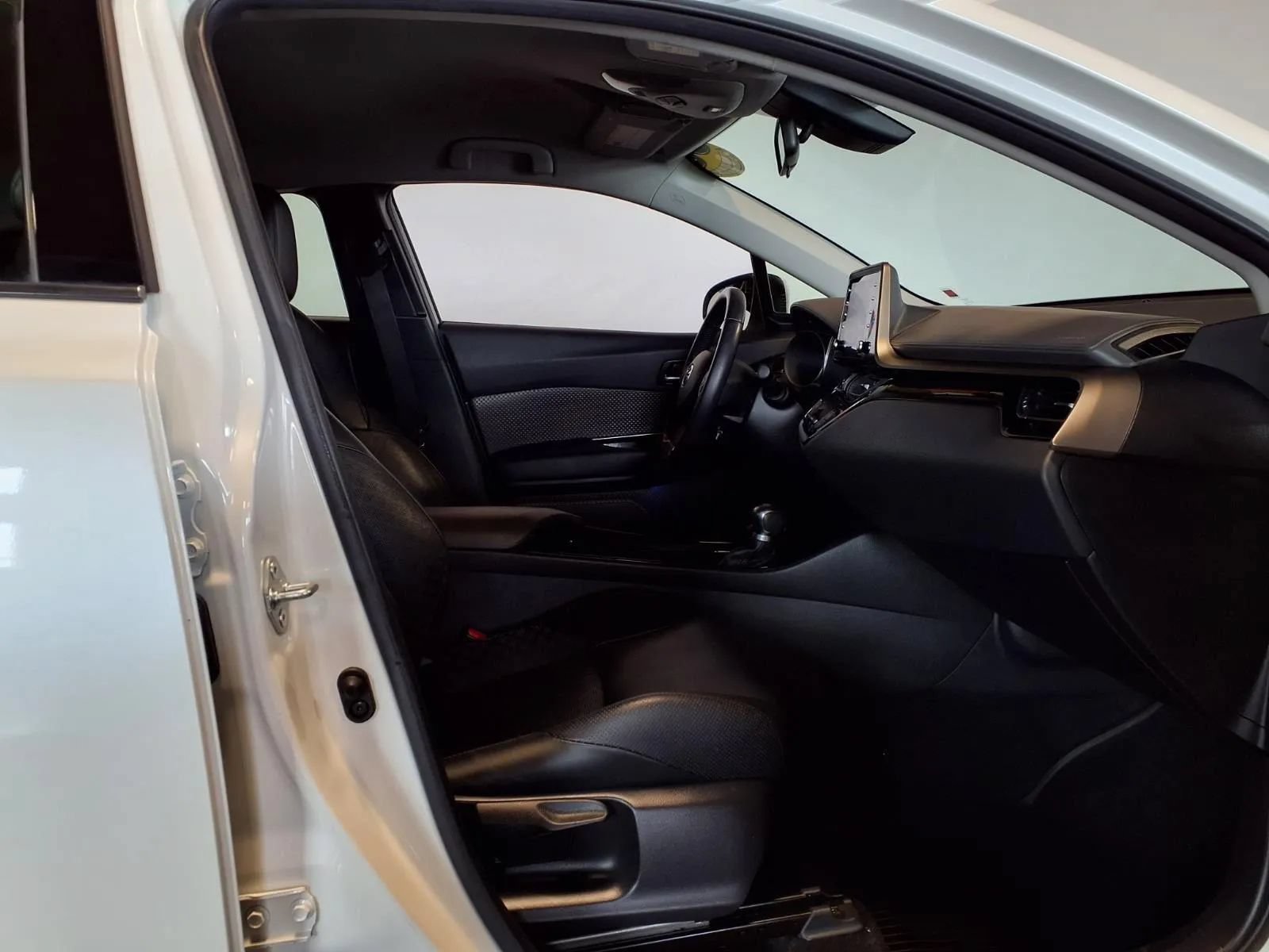 Used 2020 Toyota C-HR Limited FWD image 10