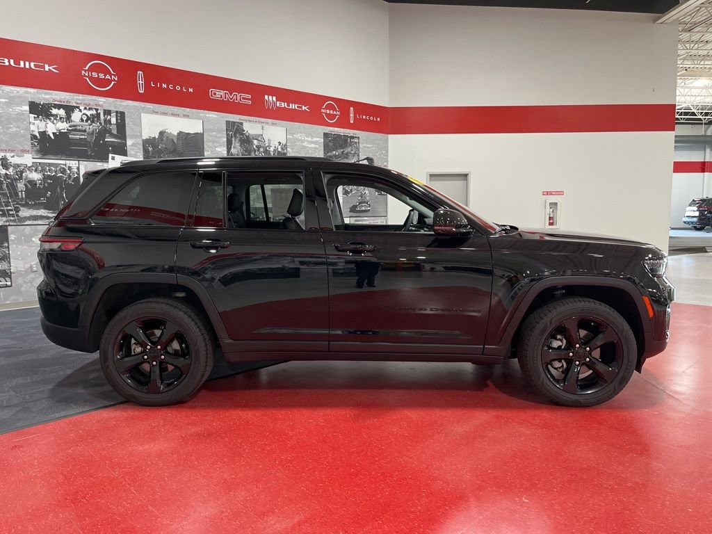 Used 2024 Jeep Grand Cherokee Limited w/ Black Appearance Package AWD/4WD image 2