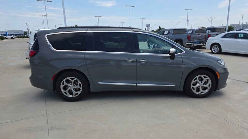 Used 2023 Chrysler Pacifica Limited FWD image 6
