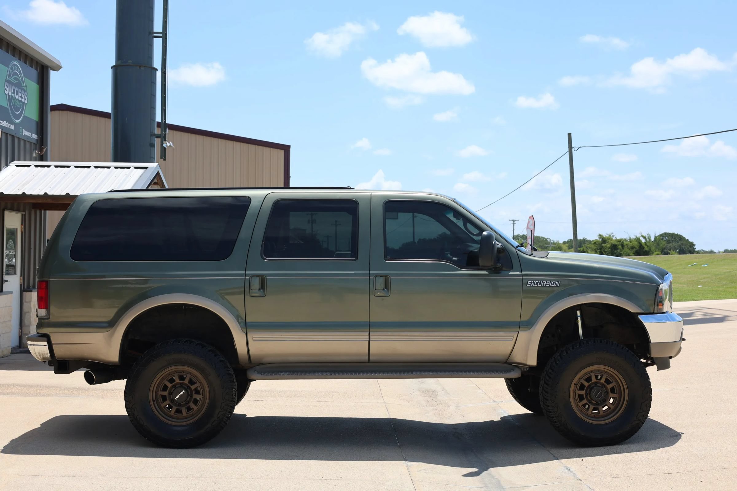 Used 2000 Ford Excursion Limited AWD/4WD image 2