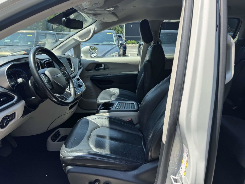 Used 2021 Chrysler Pacifica Touring-L FWD image 14