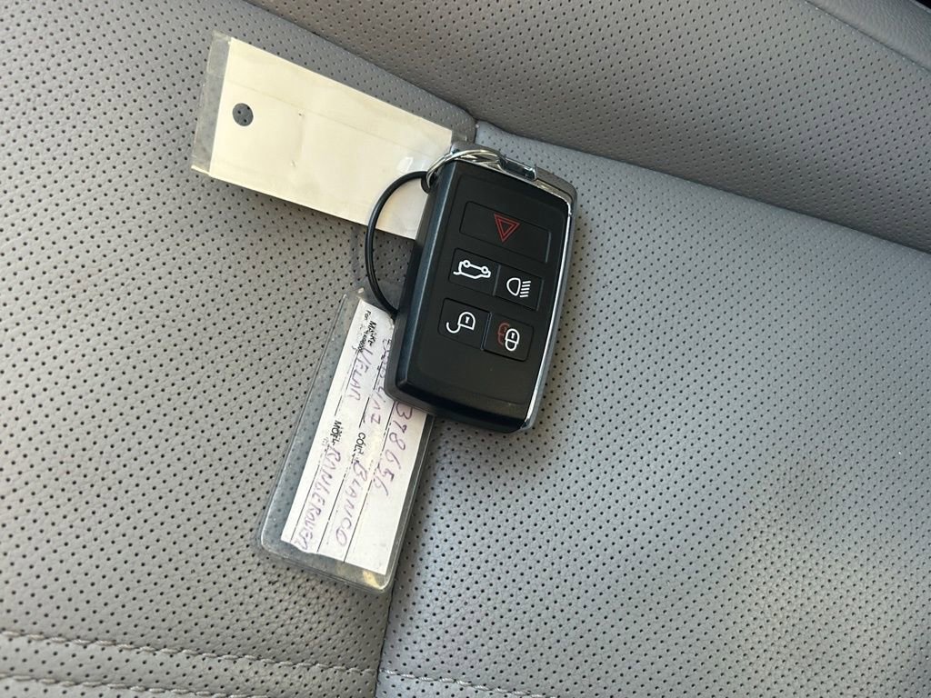 Used 2025 Land Rover Range Rover Velar Dynamic SE image 35