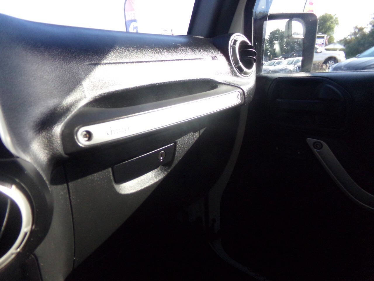 Used 2017 Jeep Wrangler Unlimited Sahara image 28