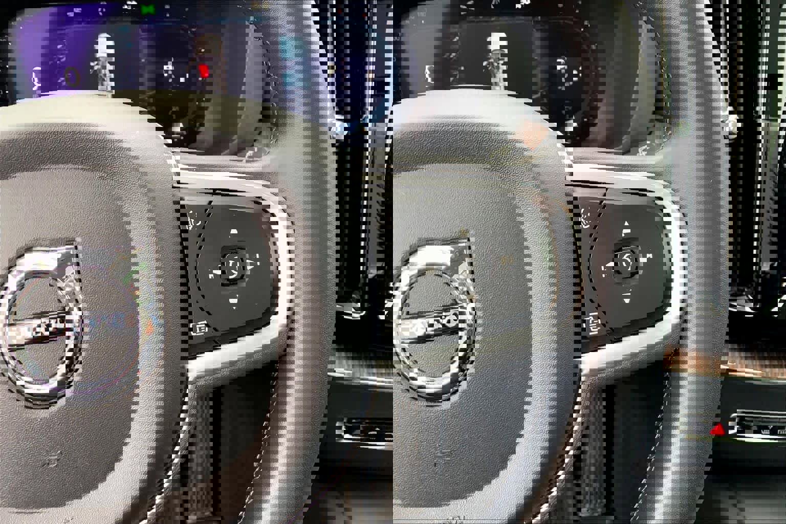 Used 2022 Volvo XC60 B5 Momentum w/ Climate Package image 25