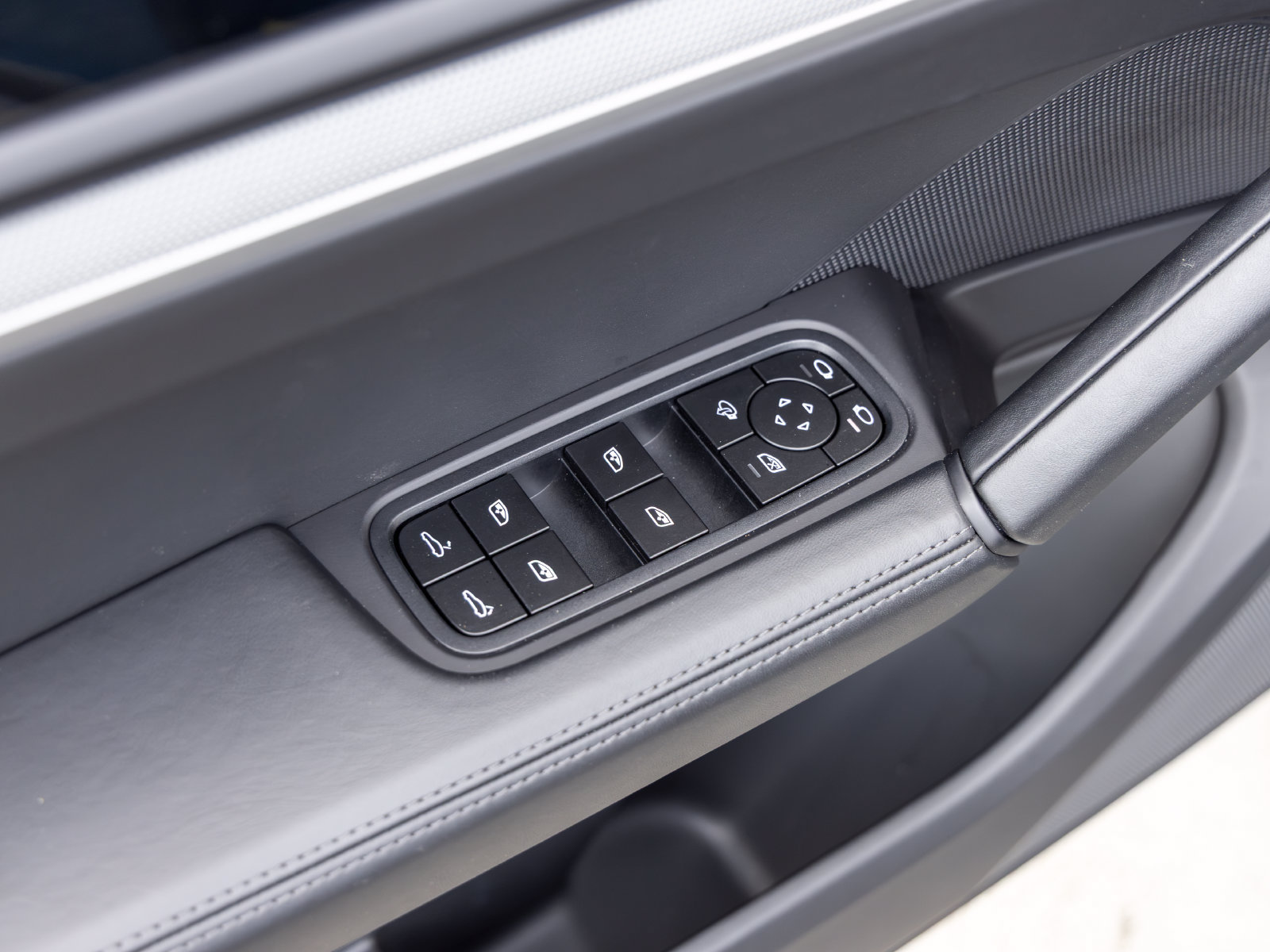 Certified 2025 Porsche Cayenne S AWD/4WD image 27