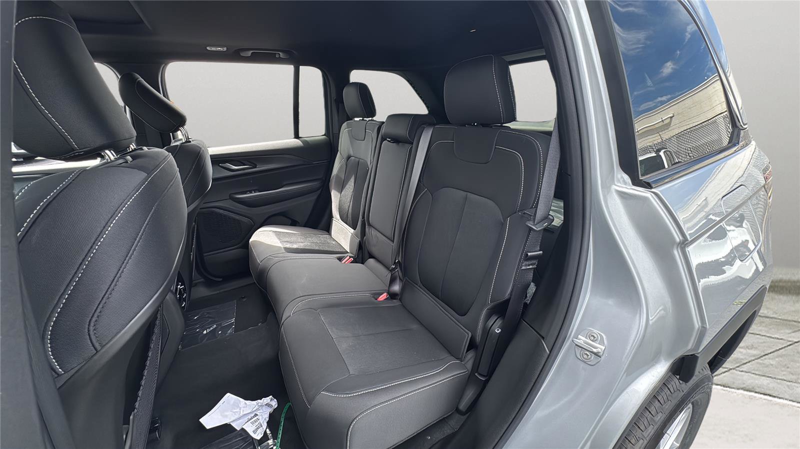 New 2025 Jeep Grand Cherokee Laredo X w/ Luxury Tech Group I AWD/4WD image 19