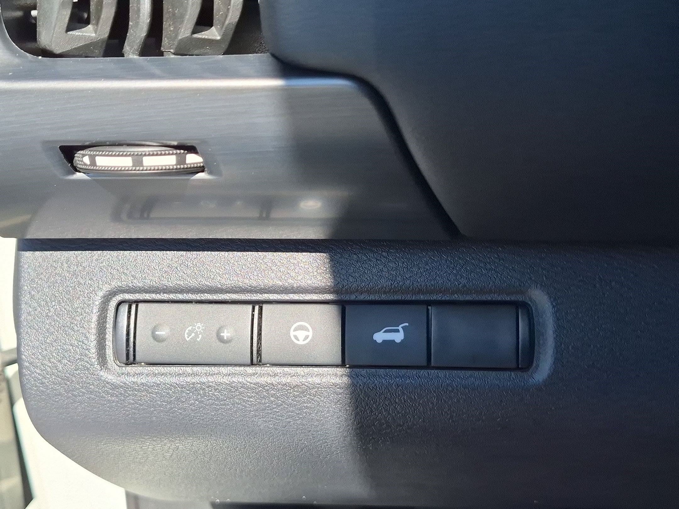 Used 2023 Nissan Pathfinder SL w/ Lighting Package (N92) FWD image 17