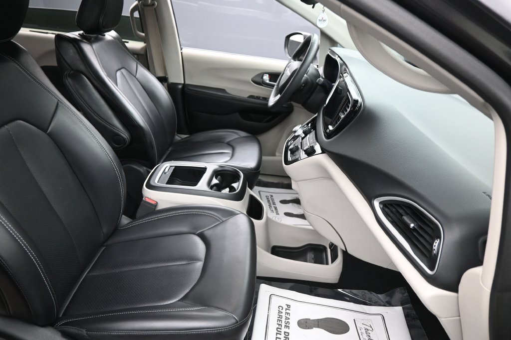 Used 2023 Chrysler Pacifica Touring-L FWD image 18