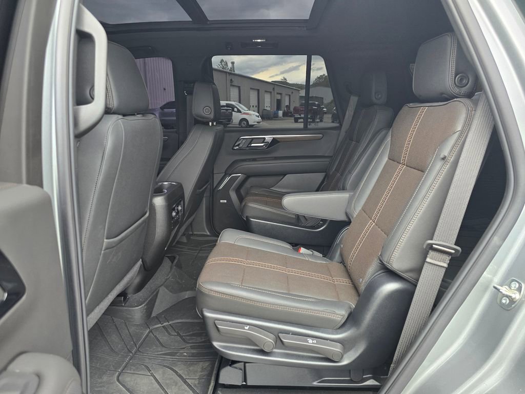 Used 2025 Chevrolet Tahoe High Country AWD/4WD image 10