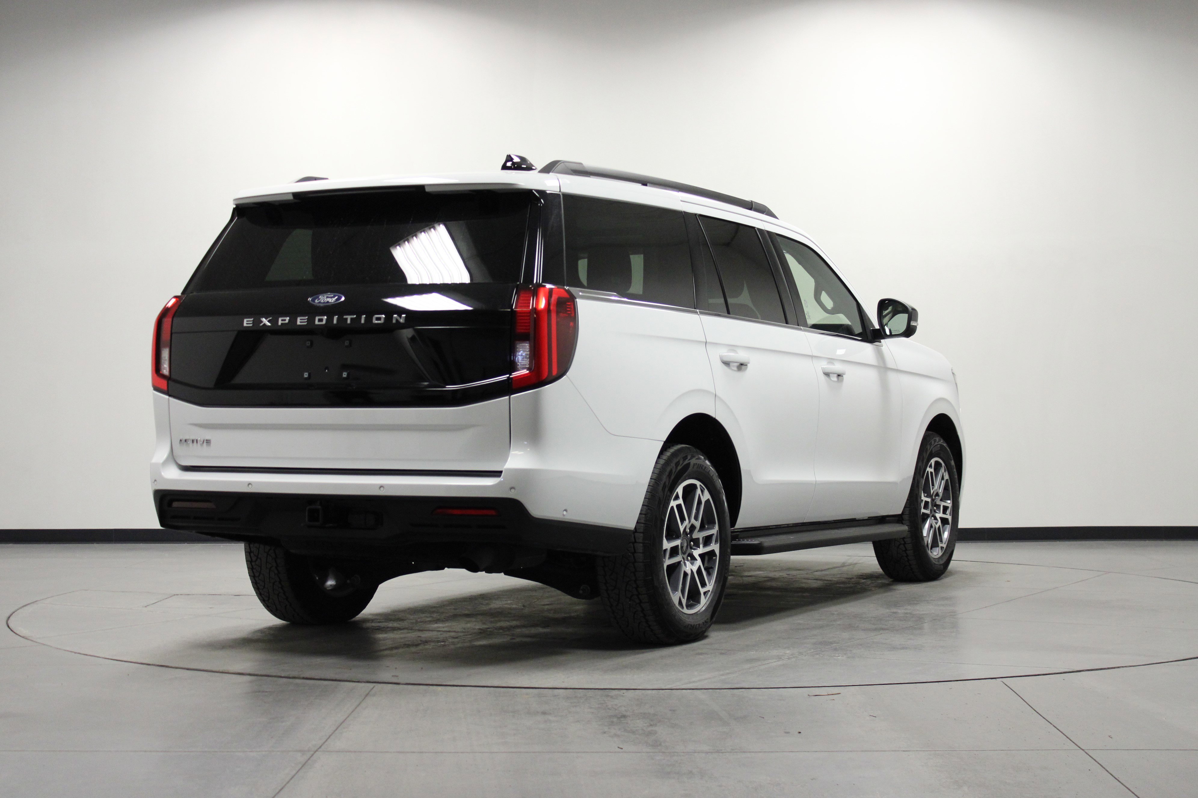 Used 2025 Ford Expedition Active image 4