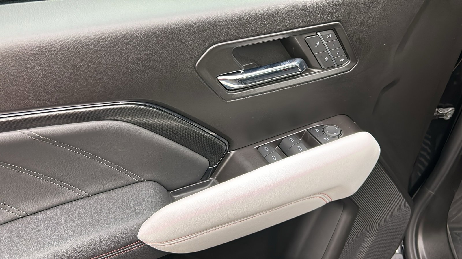 Used 2024 GMC Canyon AT4X image 29