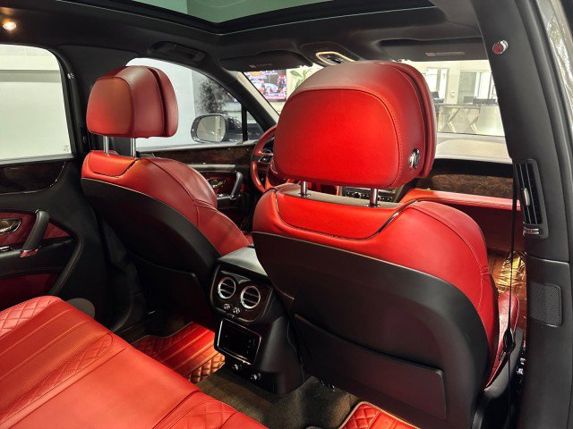 Used 2017 Bentley Bentayga image 65