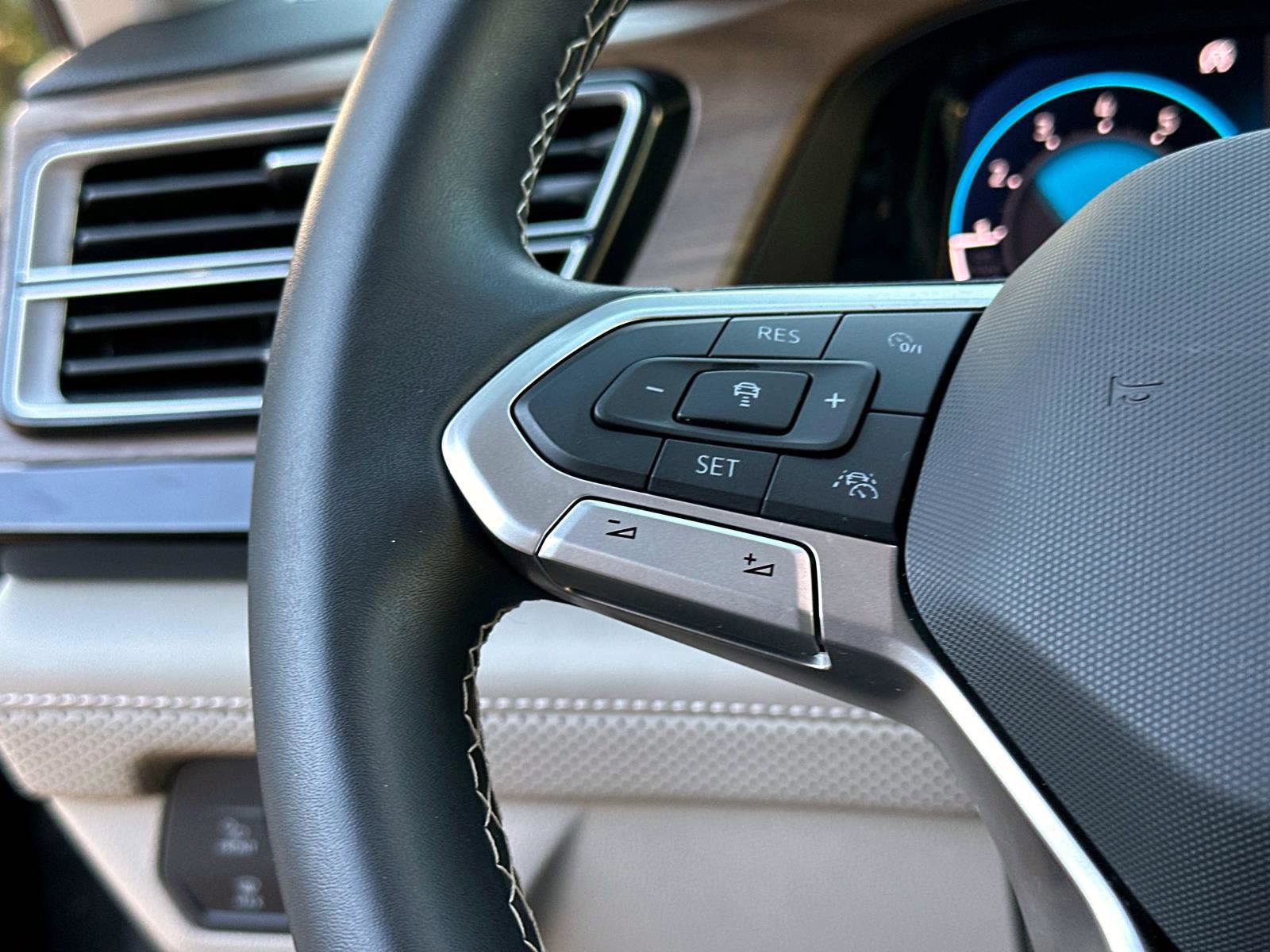 Certified 2025 Volkswagen Atlas SE image 28