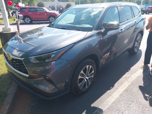 Used 2022 Toyota Highlander XLE FWD image 1