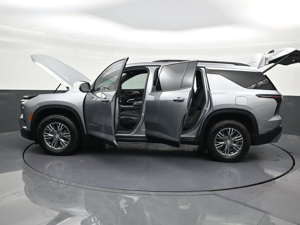 Used 2025 Chevrolet Traverse LT FWD image 32
