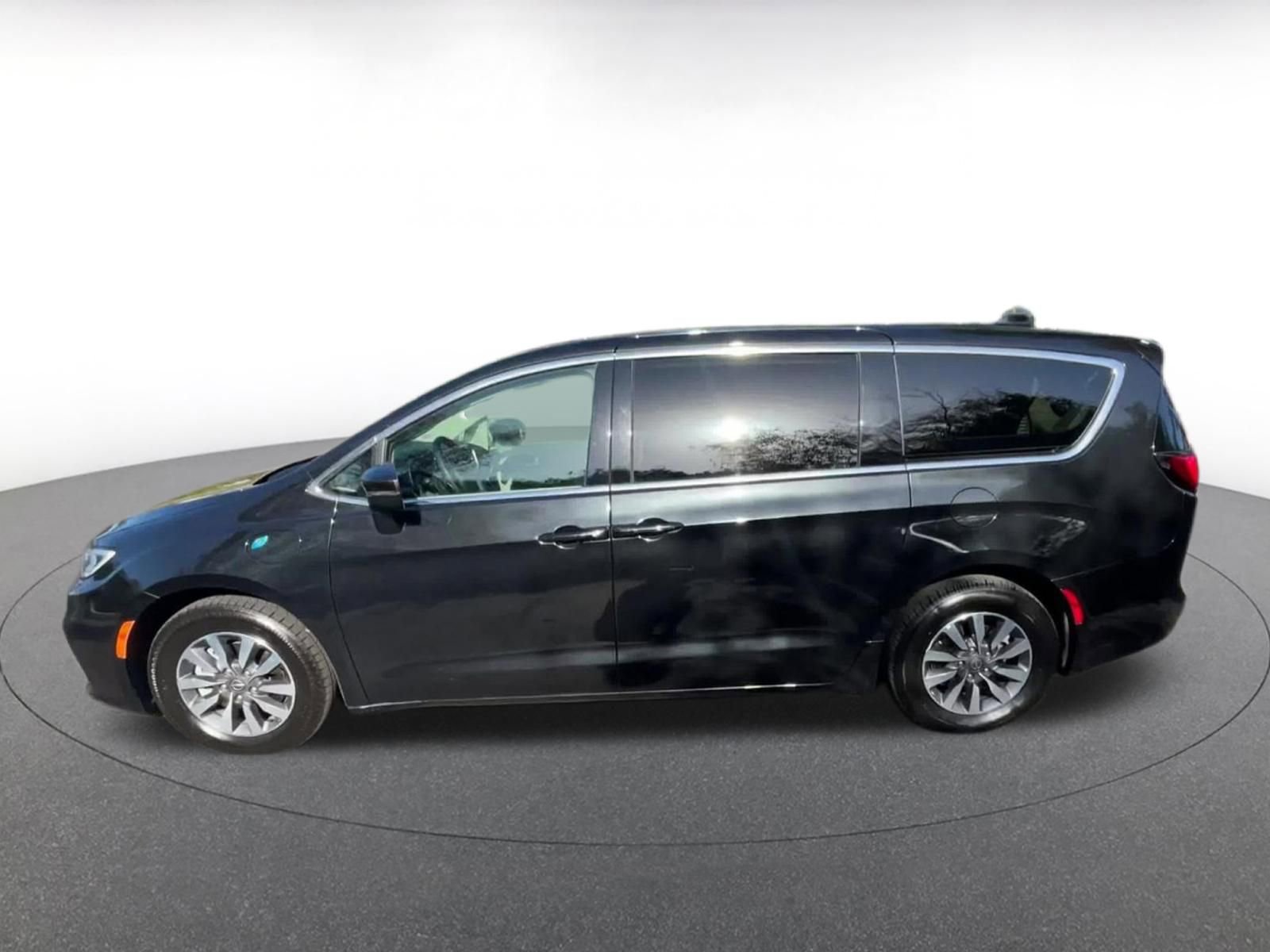 Used 2023 Chrysler Pacifica Touring-L FWD image 9