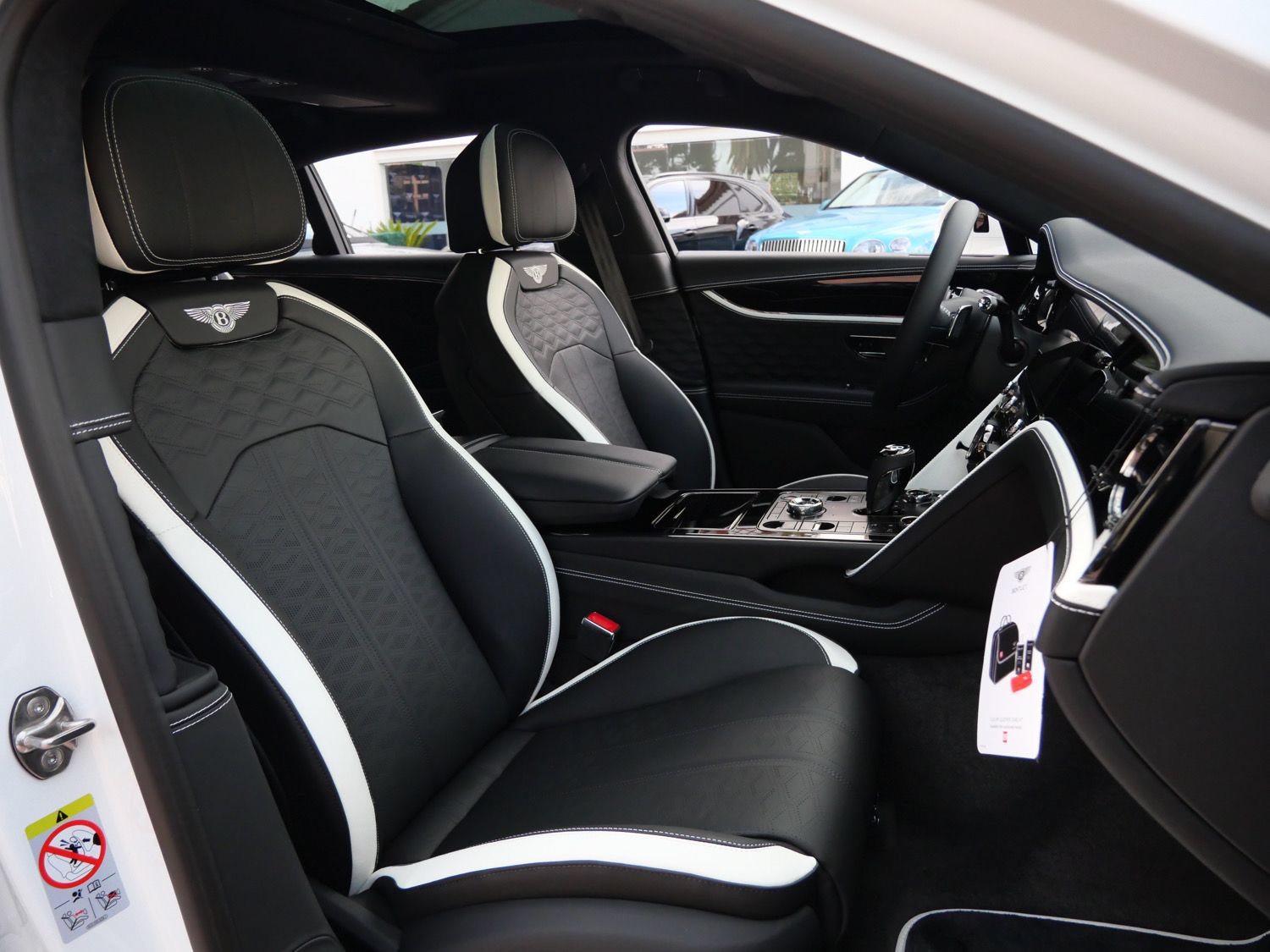 Used 2025 Bentley Flying Spur Plug-In Hybrid AWD/4WD image 16