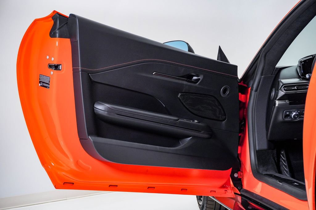 Used 2025 Aston Martin V8 Vantage Coupe image 30