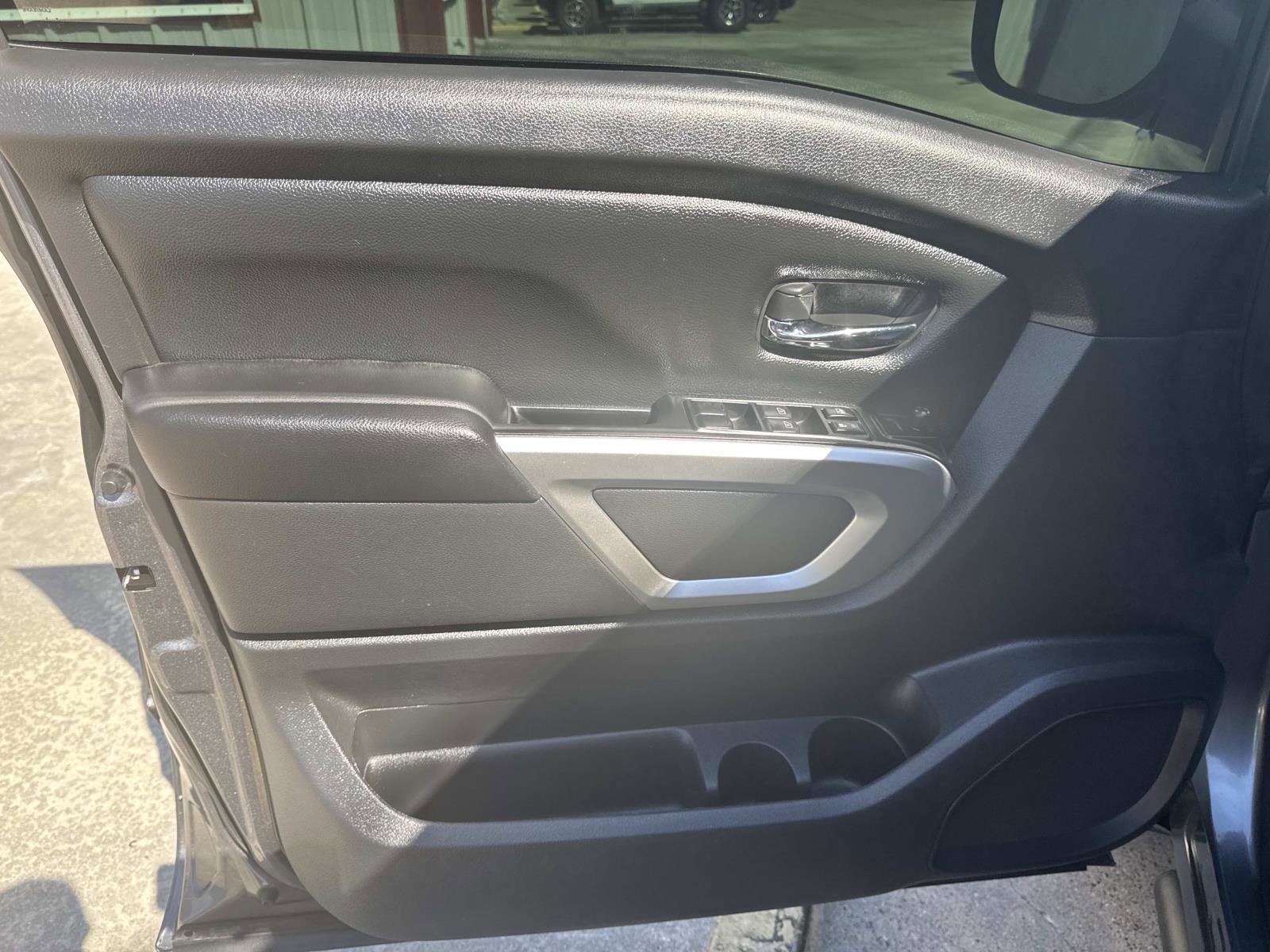 Used 2024 Nissan Titan SV w/ SV Convenience Package image 18