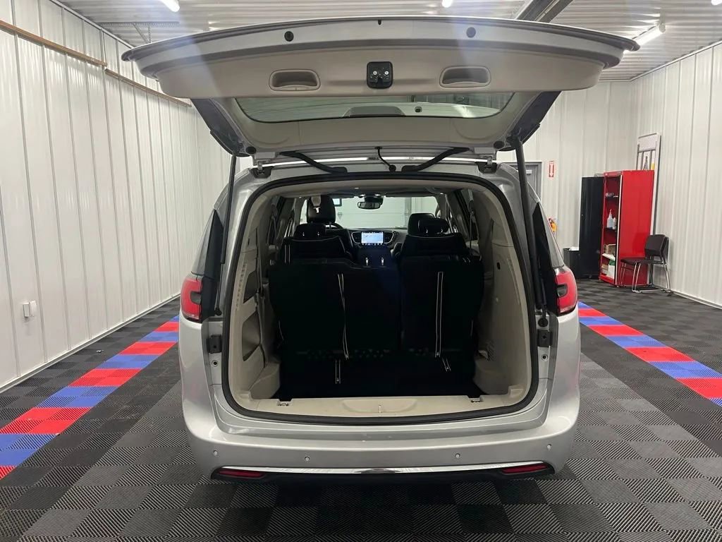 Used 2024 Chrysler Pacifica Limited image 5