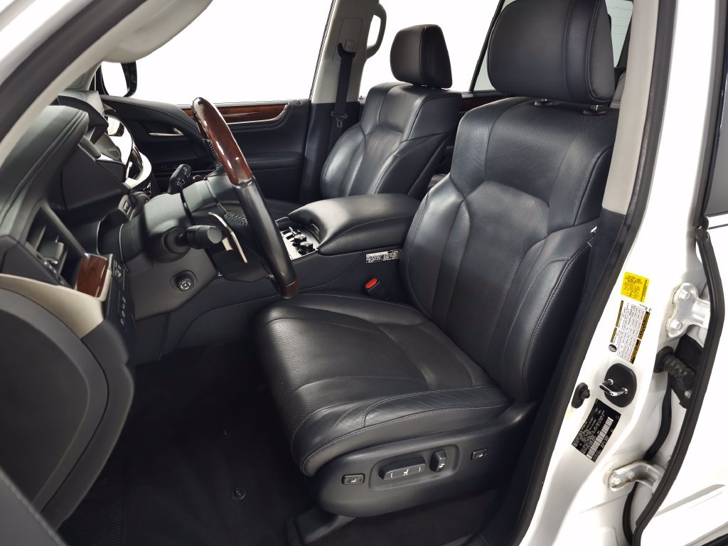 Used 2020 Lexus LX 570 4WD w/ Luxury Package image 17