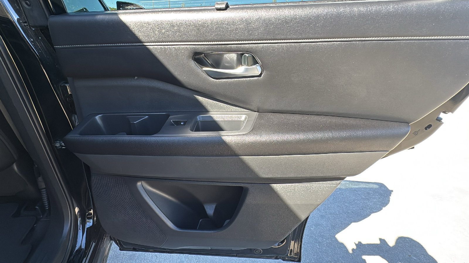 Used 2023 Nissan Pathfinder SL w/ Black Appearance Package image 27