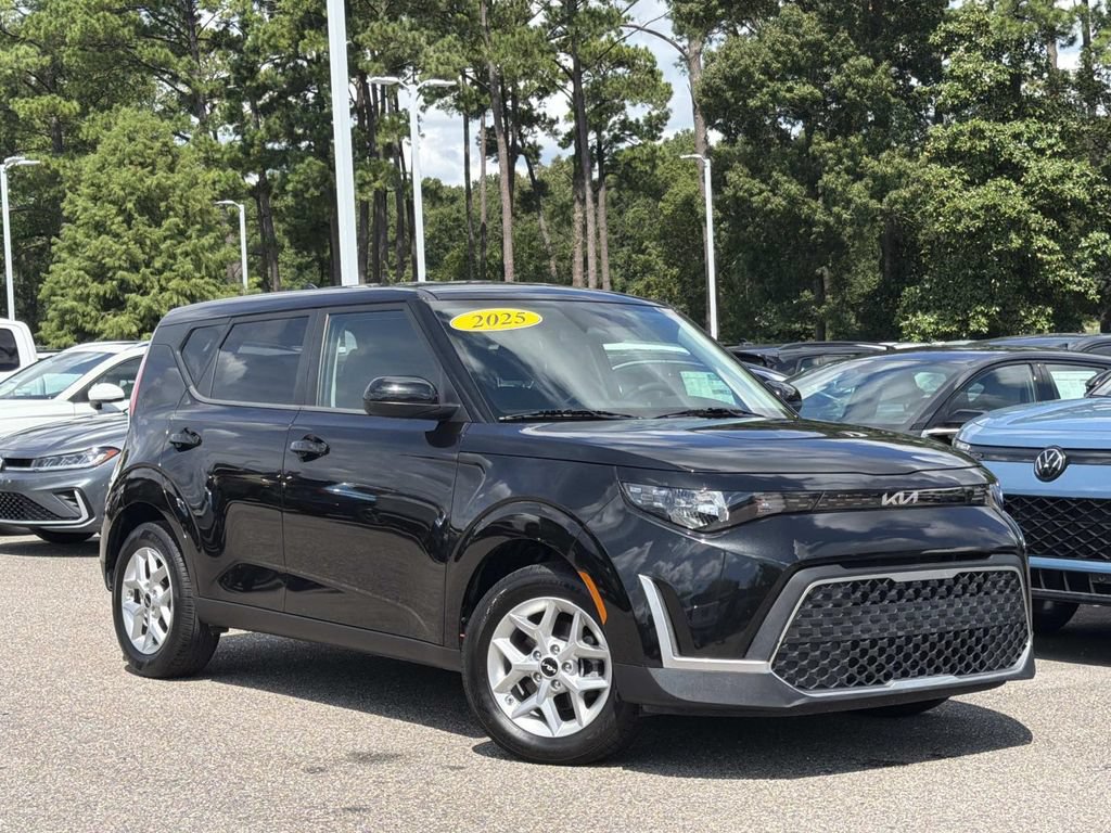 Used 2025 Kia Soul LX w/ LX Technology Package FWD image 1