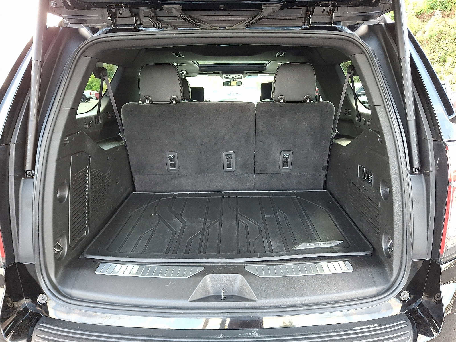 Used 2022 Chevrolet Suburban RST w/ Luxury Package image 29