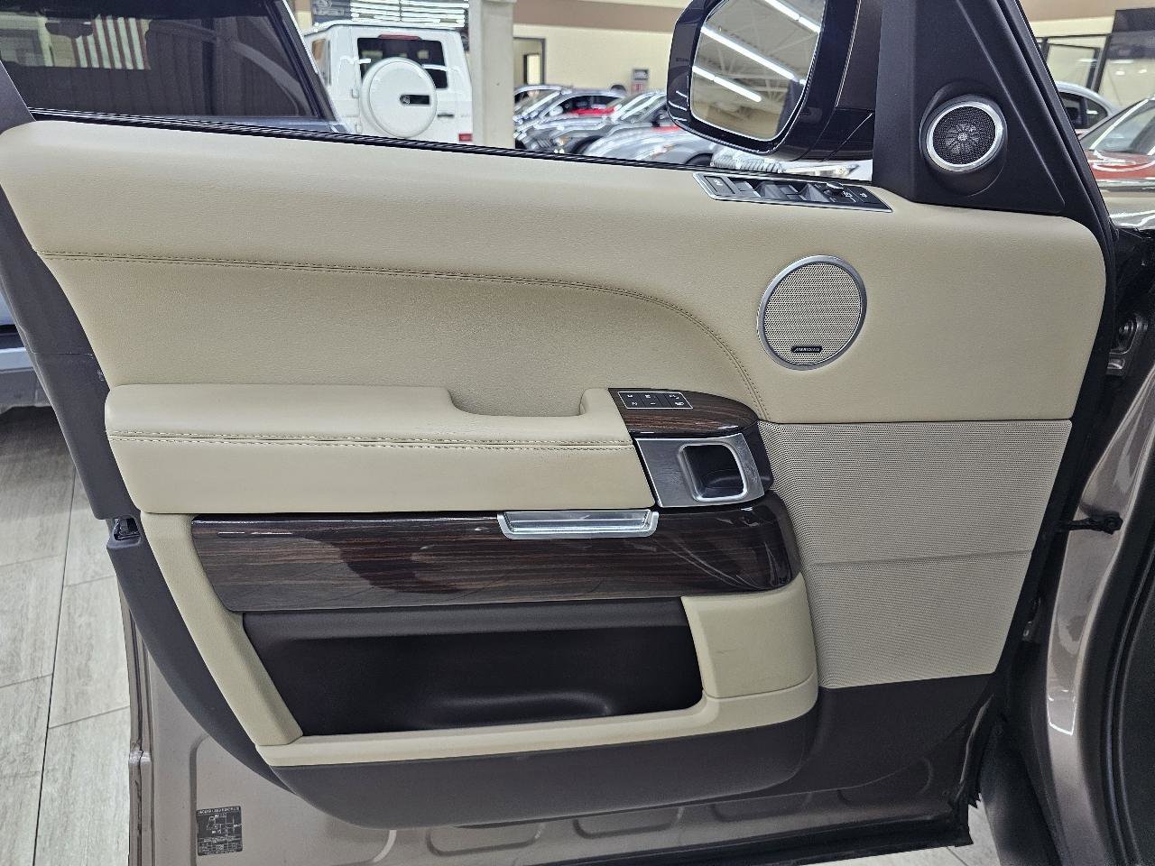 Used 2016 Land Rover Range Rover HSE image 39