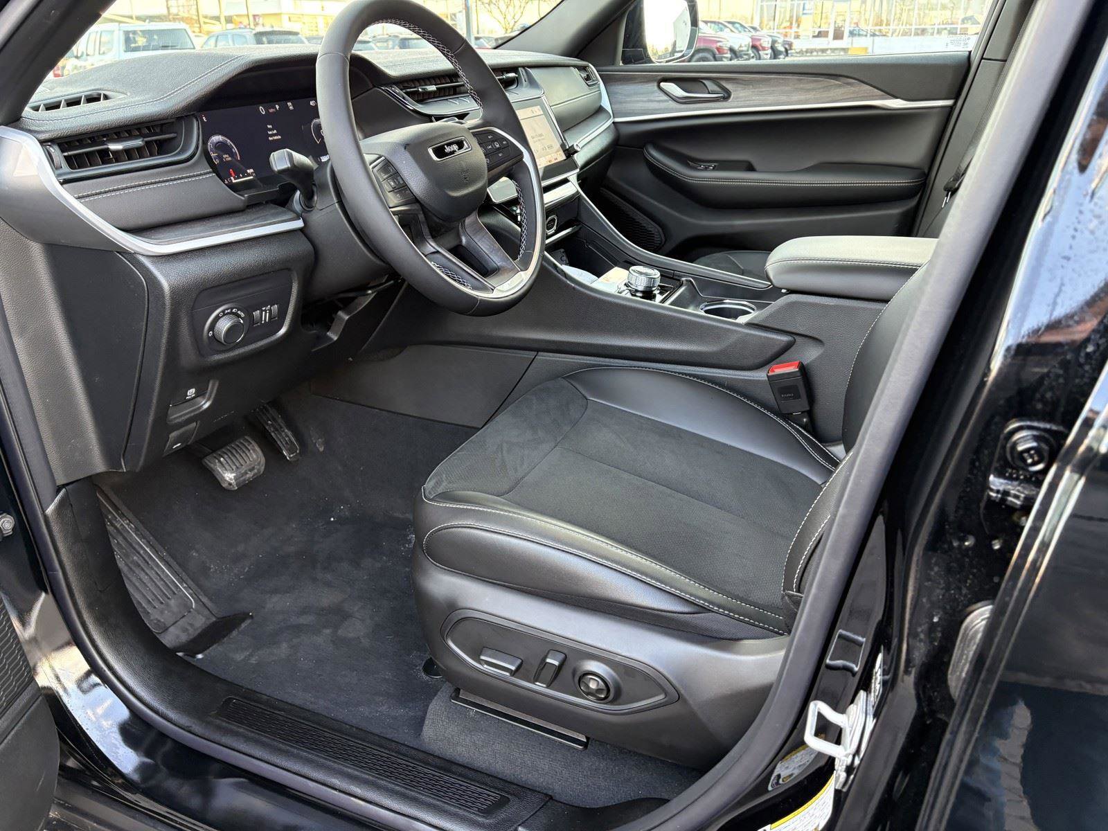 New 2026 Jeep Grand Cherokee Altitude image 14