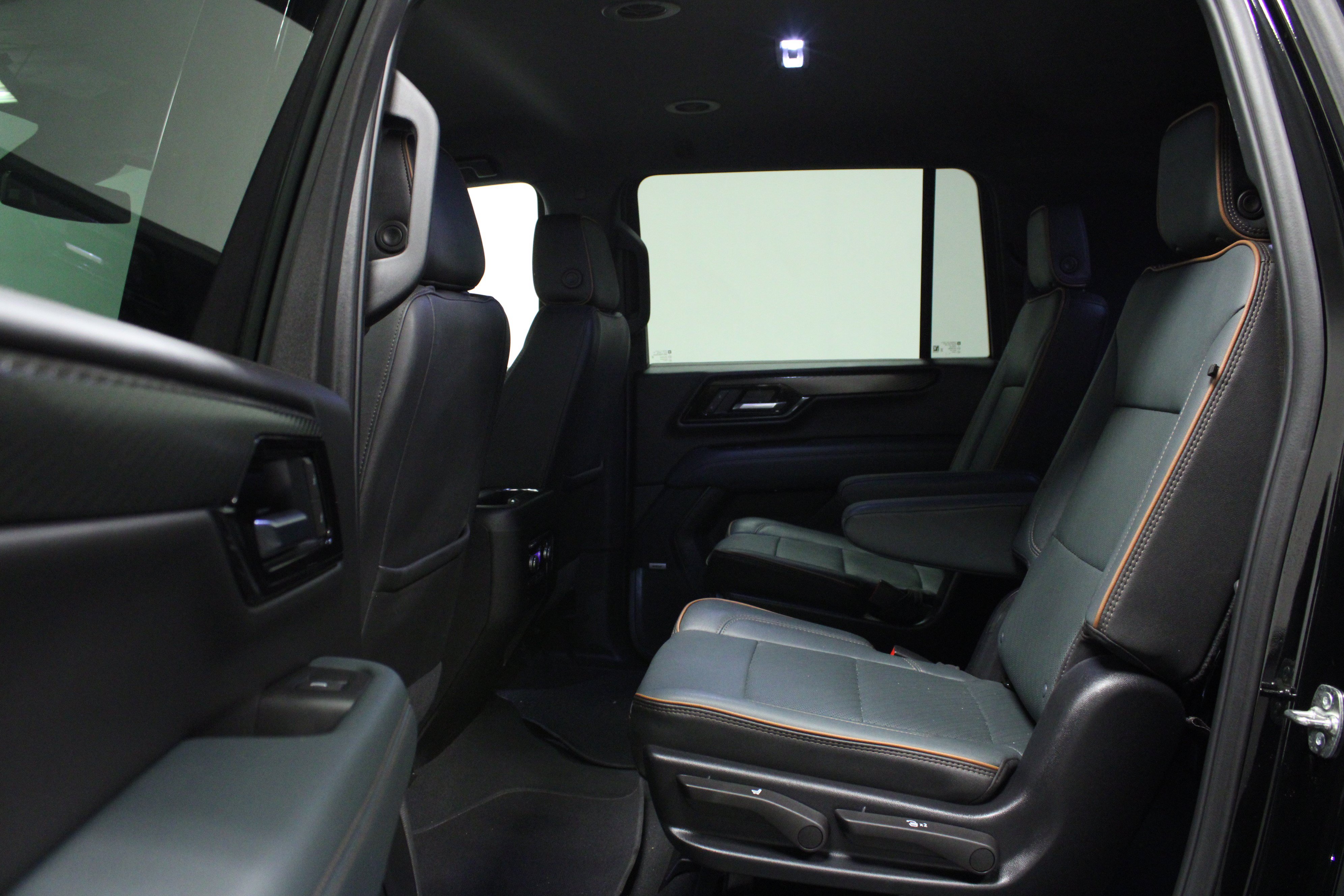 Used 2025 GMC Yukon XL AT4 AWD/4WD image 13