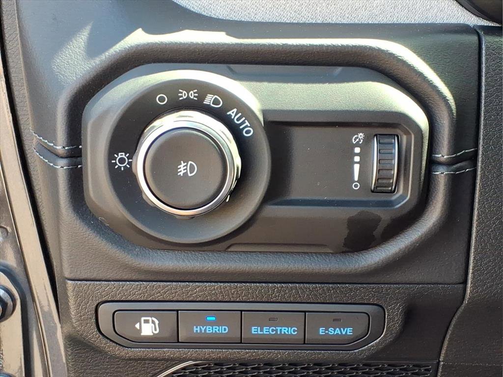 Used 2025 Jeep Wrangler Sahara image 23